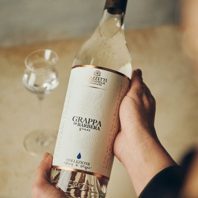 Collezione_Barbera_Giovane_in_mano_HR